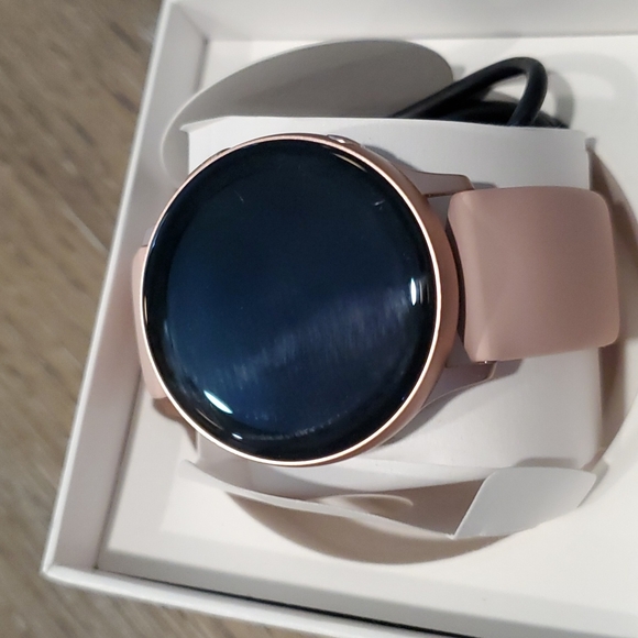 Samsung Galaxy Active 2 watch in rose. 40mm - Picture 2 of 7